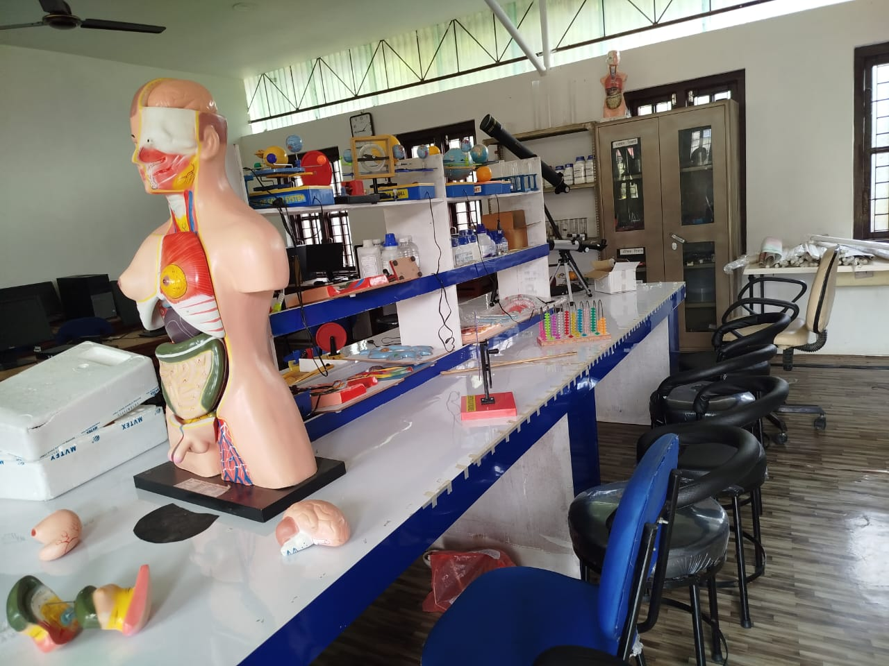 Science Laboratory - श्री श्रमिक आधारभूत विद्यालय विज्ञान प्रयोगशाला